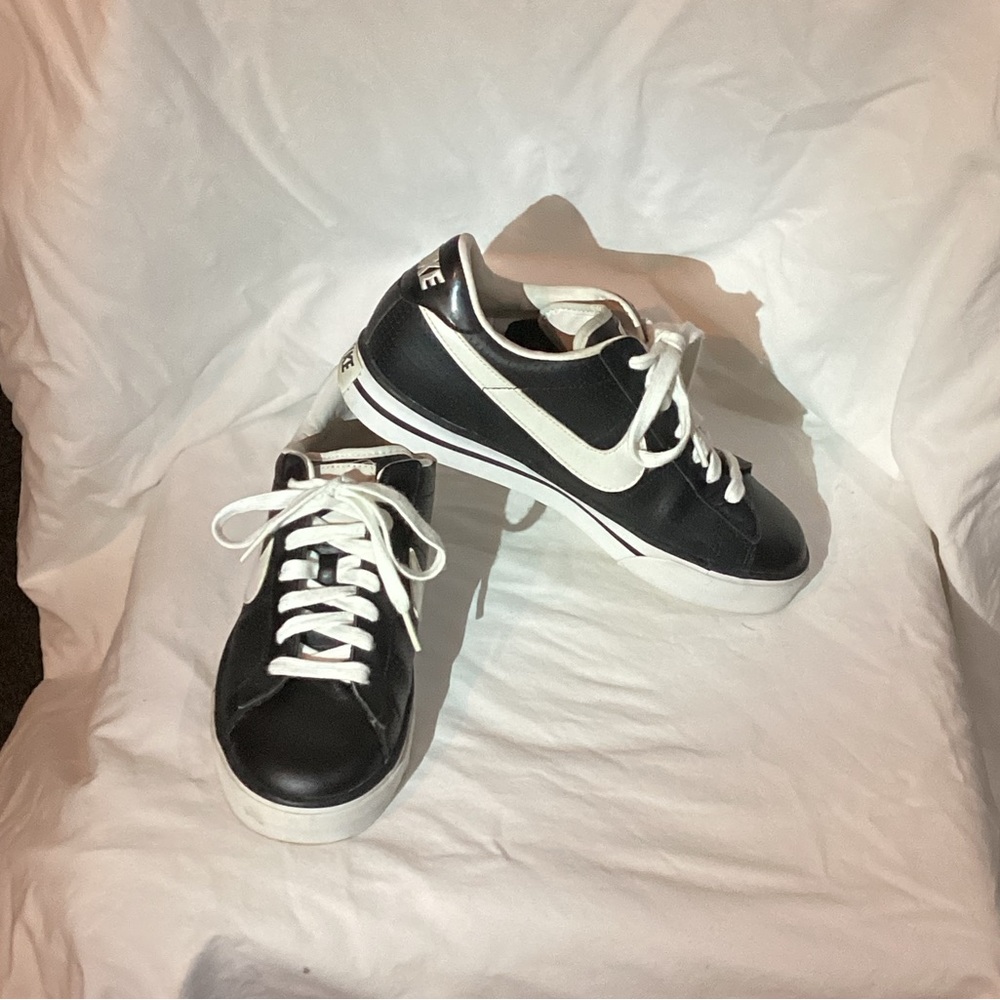 Woman tennis shoes